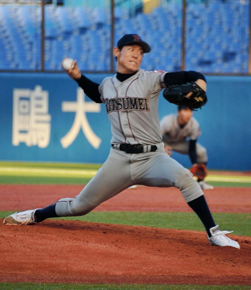 亜大戦に先発し、力投する立命大・桜井