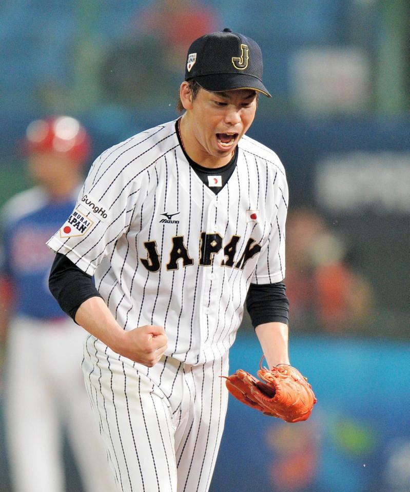 　３回、メンデスを投ゴロ併殺に打ち取り、雄たけびをあげる前田（撮影・西岡正）