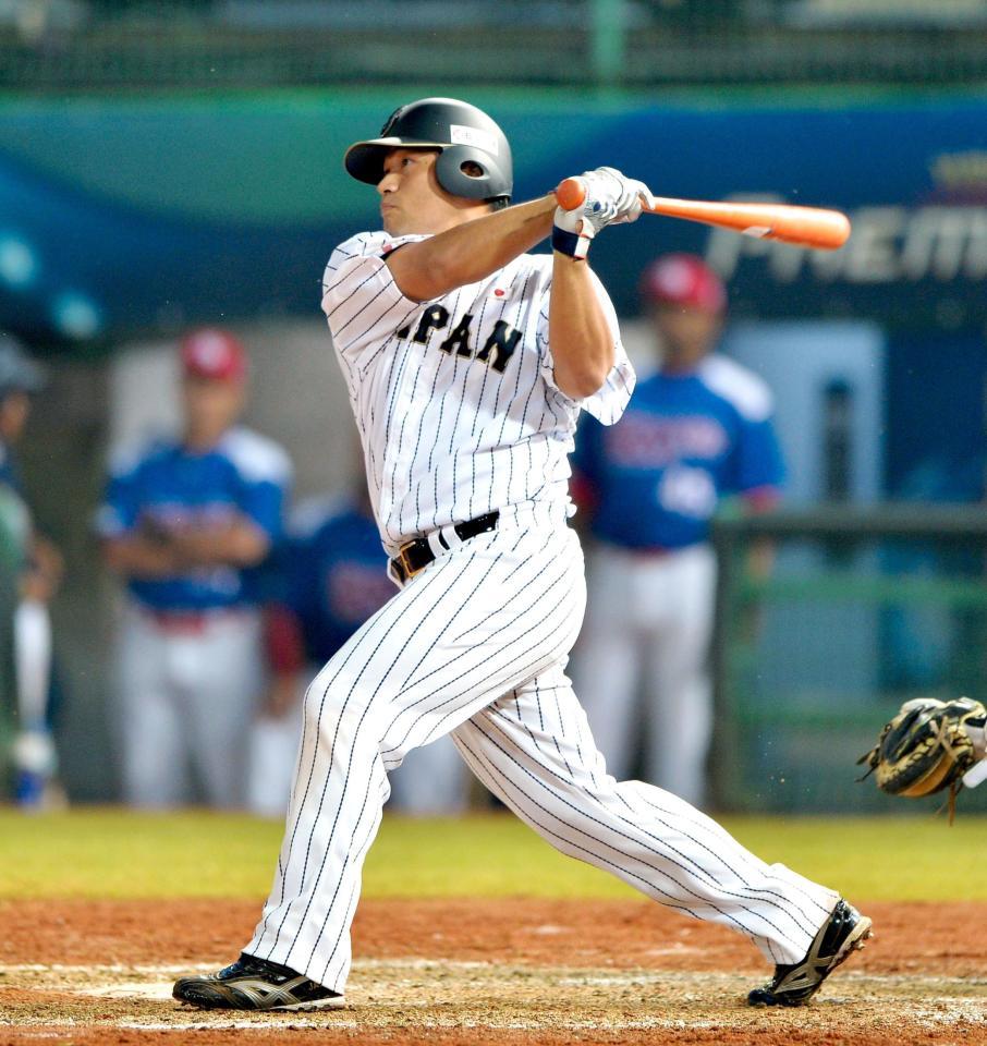 ３回、平田は左越え適時二塁打を放つ