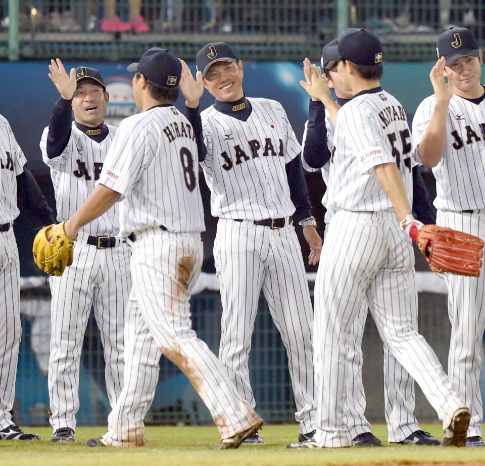 笑顔でナインを迎える小久保監督