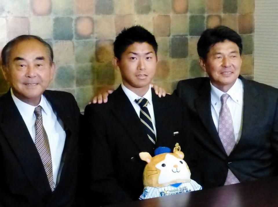 ＤｅＮＡと仮契約したドラフト１位の今永（中）。吉田編成部長（左）、武居スカウトに挟まれて引き締まった表情