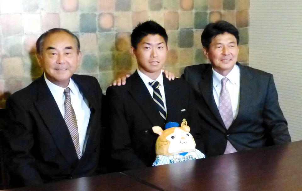 　ＤｅＮＡと仮契約したドラフト１位の今永（中）。吉田編成部長（左）、武居スカウトに挟まれて表情を引き締めた