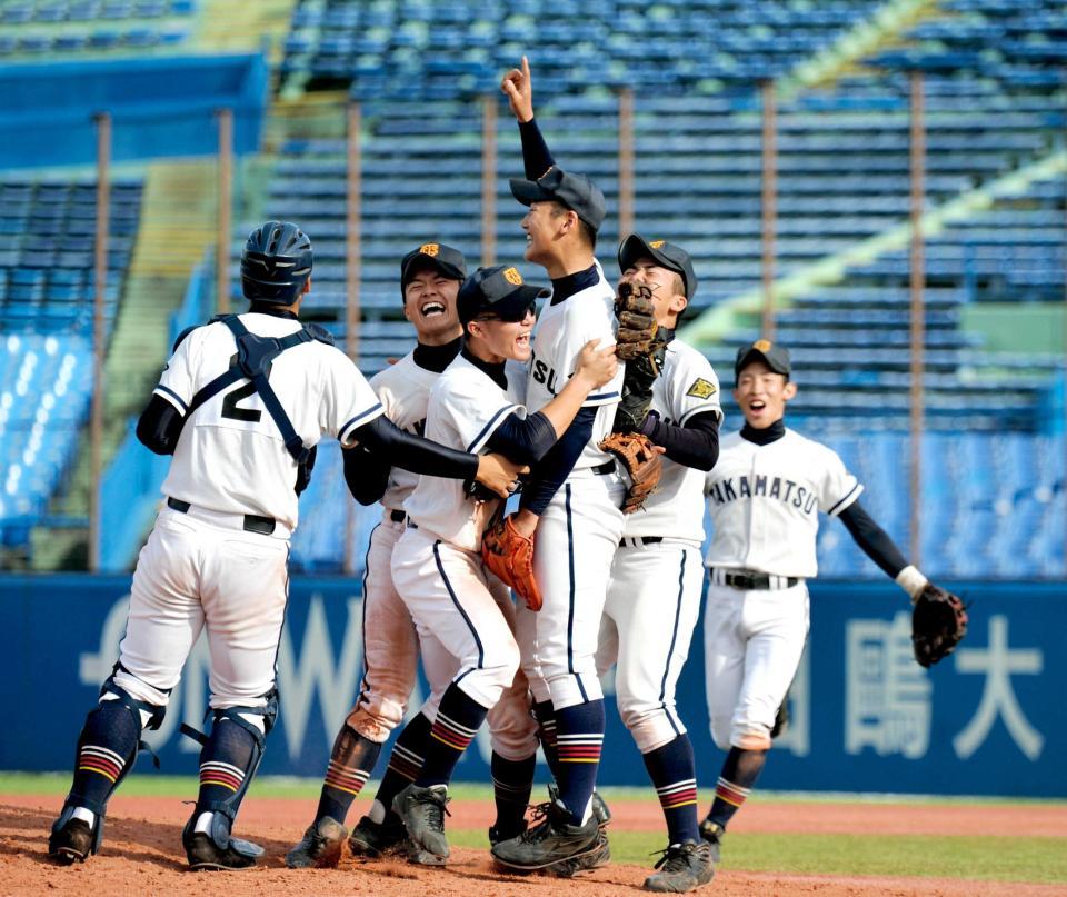 　逆転勝ちで優勝を決めマウンドの浦（左から４人目）のもとに笑顔で集まる高松商ナイン（撮影・田村亮介）