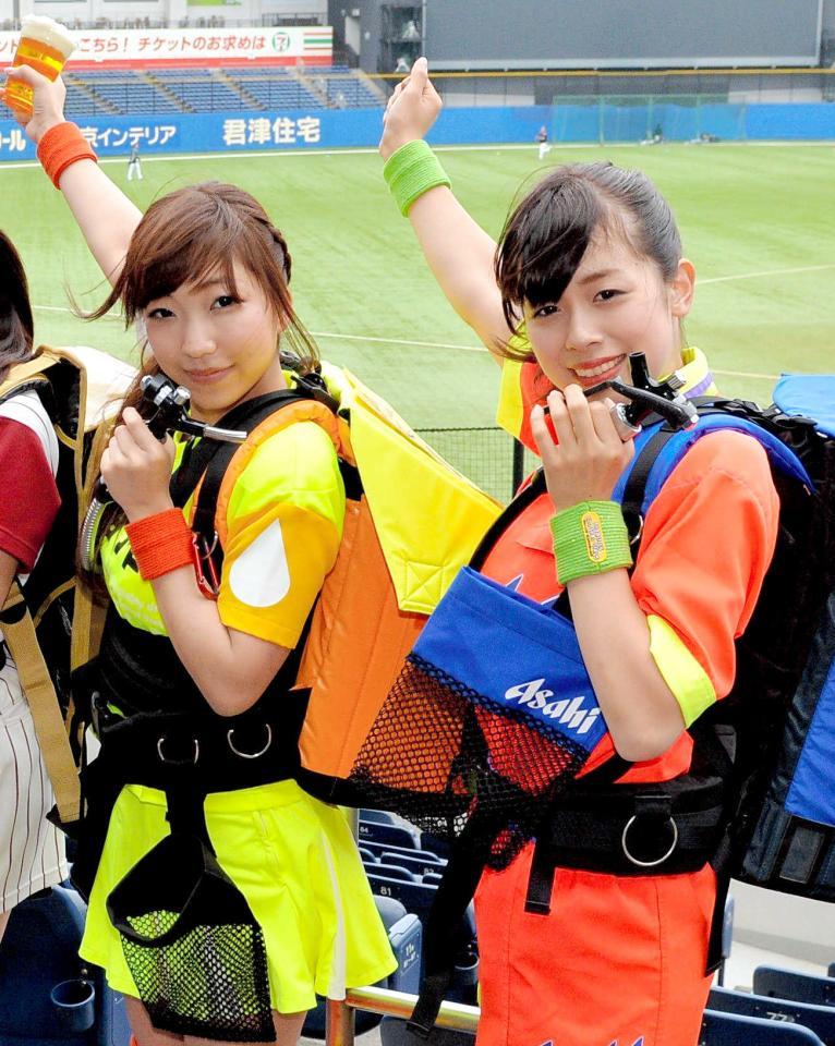 「マリーンズ　カンパイガールズ」を卒業する外塚歩（左）と前田美里