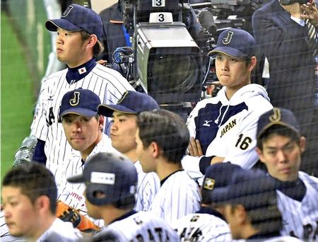 　韓国に敗れ、ベンチで悔しそうな表情を見せる大谷（右奥）ら日本代表ナイン