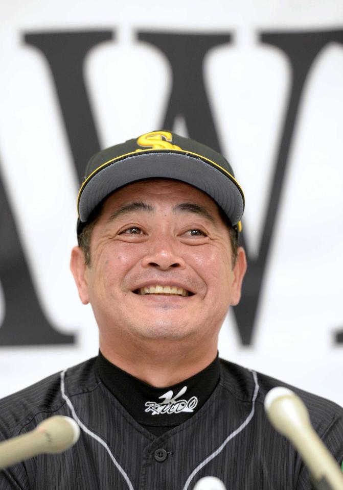 　現役時代に続き、監督としても正力松太郎賞を受賞し、笑顔を見せる工藤監督