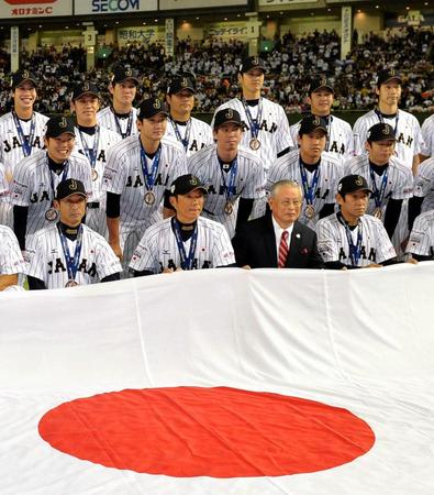 ３位が確定し、記念撮影する小久保監督(前列左から２人目)と選手たち（中央)