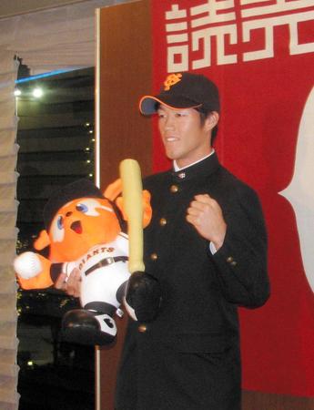 仮契約を済ませ会見した重信