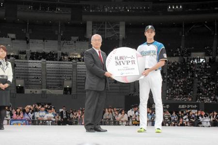 札幌ドームＭＶＰ賞を受賞し賞金１００万円を獲得した日本ハム・大谷＝札幌ドーム