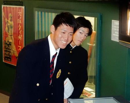 野球殿堂博物館を見学した桜井（左）と重信