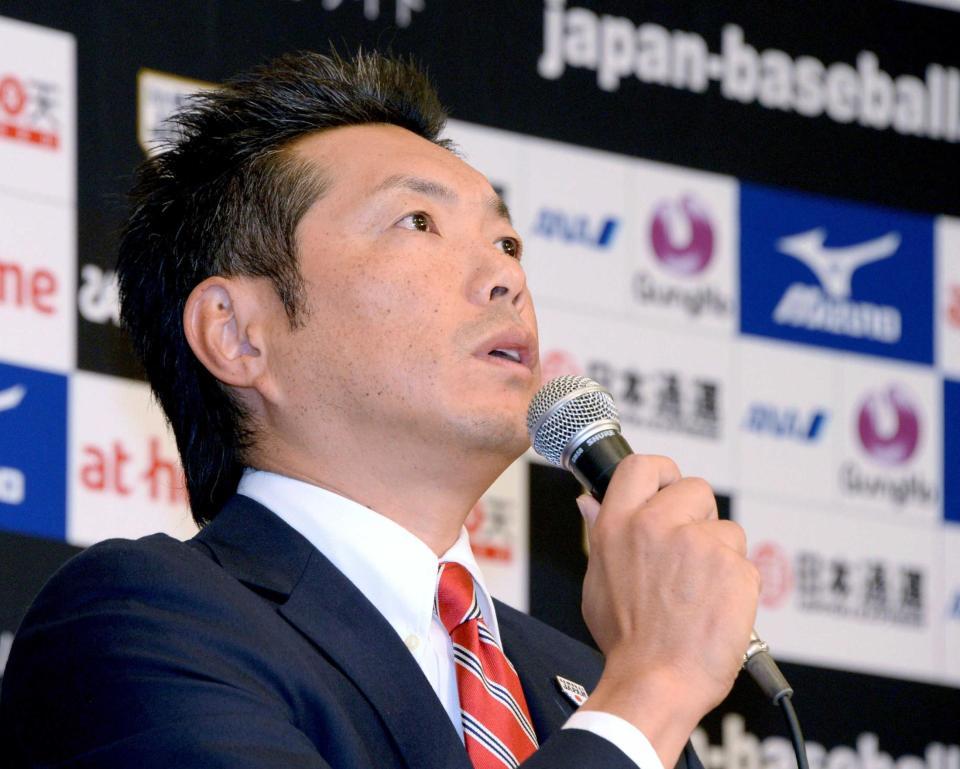 会見中、視線を上げて質問に答える小久保監督