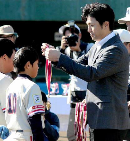 　「高橋由伸杯争奪少年野球大会」の優勝チームにメダルを贈呈する高橋監督
