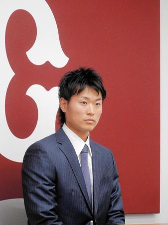 １４００万円（推定）でサインした巨人の中井＝東京都内