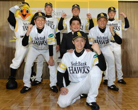 　ソフトバンクの新入団発表でポーズをとる（前列）高橋純平投手、（中列左から）小沢怜史投手、工藤監督、谷川原健太捕手、（後列左から）茶谷健太内野手、黒瀬健太内野手、川瀬晃内野手＝２日、福岡市内のホテル