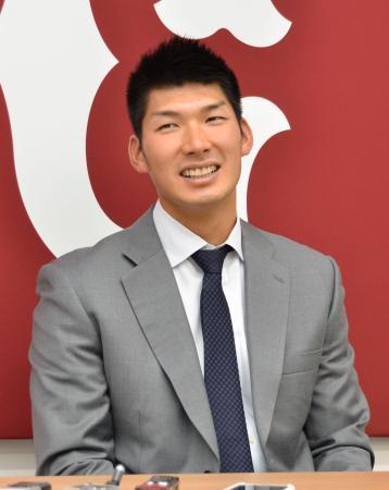 　契約を更改し記者会見する巨人・大田＝２日、東京・大手町の球団事務所