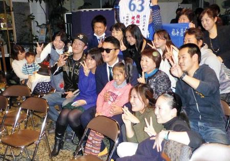 ＤｅＮＡの３選手が私服ファッションショーを開催。ファンと写真に収まる優勝した梶谷（中）