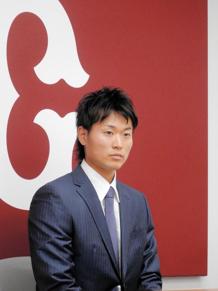 １４００万円（推定）でサインした巨人の中井＝東京都内