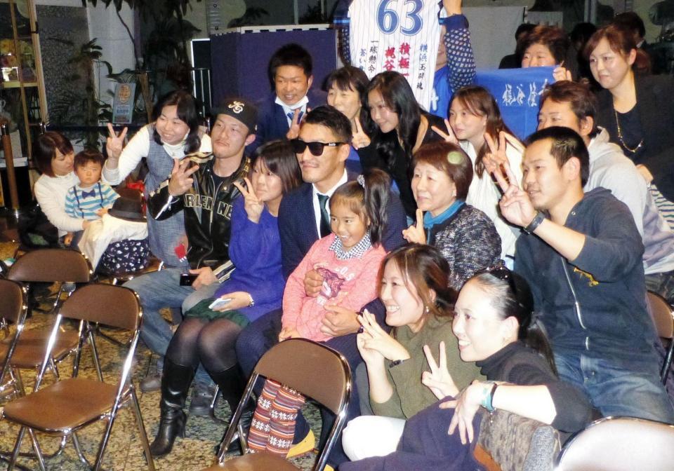 ＤｅＮＡの３選手が私服ファッションショーを開催。ファンと写真に収まる優勝した梶谷（中）