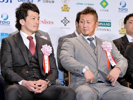 　三井ゴールデングラブ賞の表彰式に出席した中田。左は松田（撮影・村中拓久）