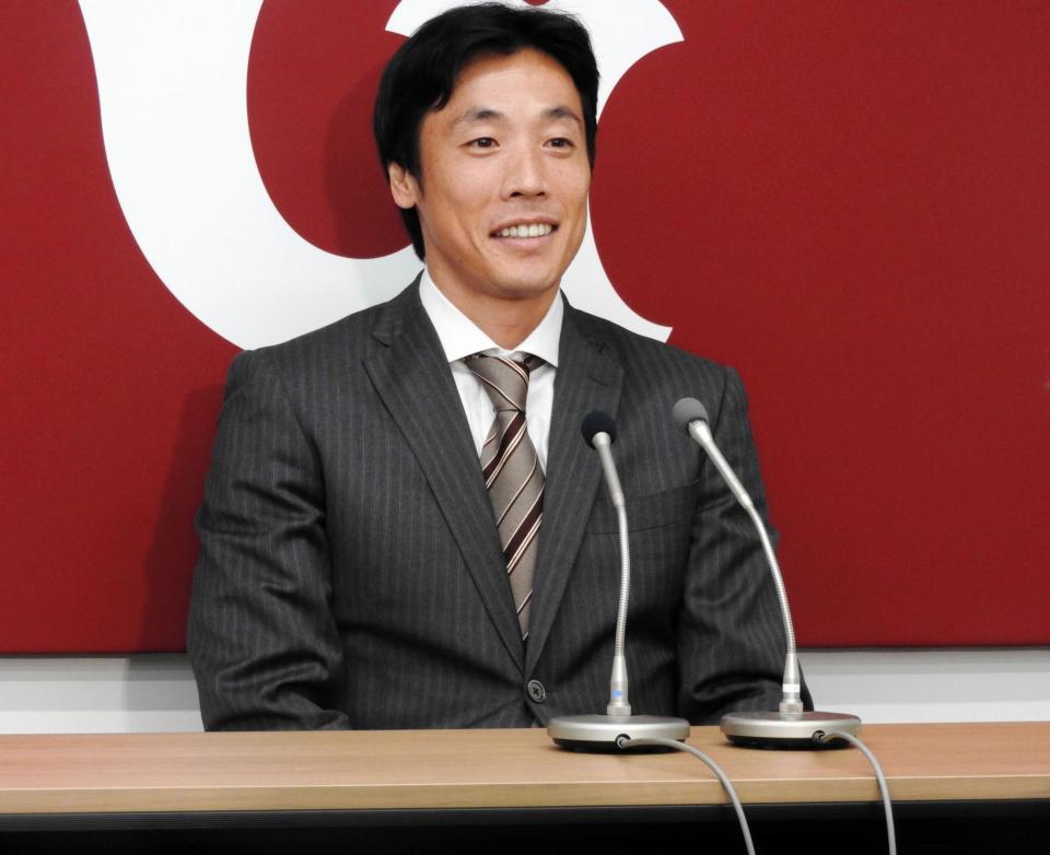 契約更改交渉を終え、すっきりとした笑顔を浮かべる巨人・鈴木＝東京都内の球団事務所