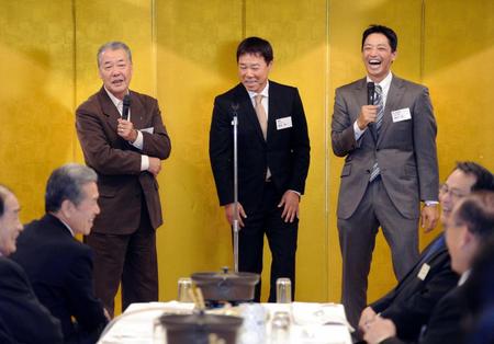 　山田ＯＢ会長（左下）に臨時コーチの要請をする福良監督（中央）と田口２軍監督（右）。左は福本ＯＢ副会長（撮影・佐藤厚）