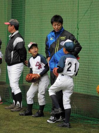 野球少年たちと交流する高木勇＝東京・明治神宮外苑