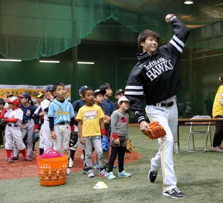 　野球教室で子供たちを指導する武田