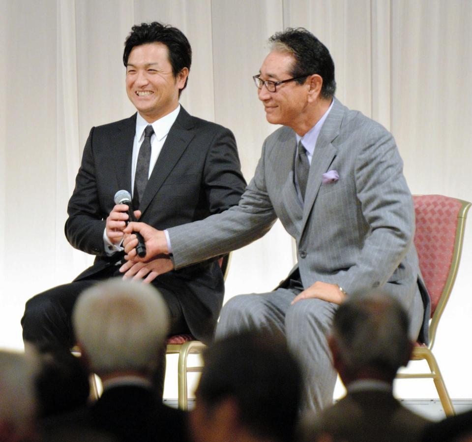 　楽天・星野副会長（右）のきついツッコミに苦笑する巨人・高橋監督（撮影・西岡正）