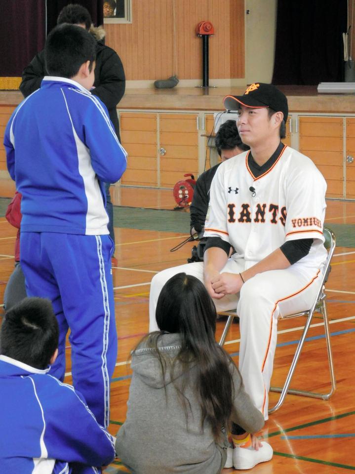 自身の母校で子どもたちと交流した高木勇＝三重県津市