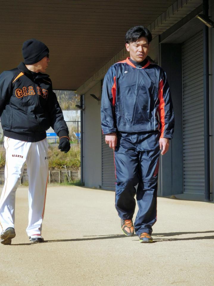 自主トレをを行う脇谷（右）＝神奈川・ジャイアンツ球場