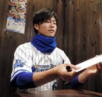 サイン会を行う砂田