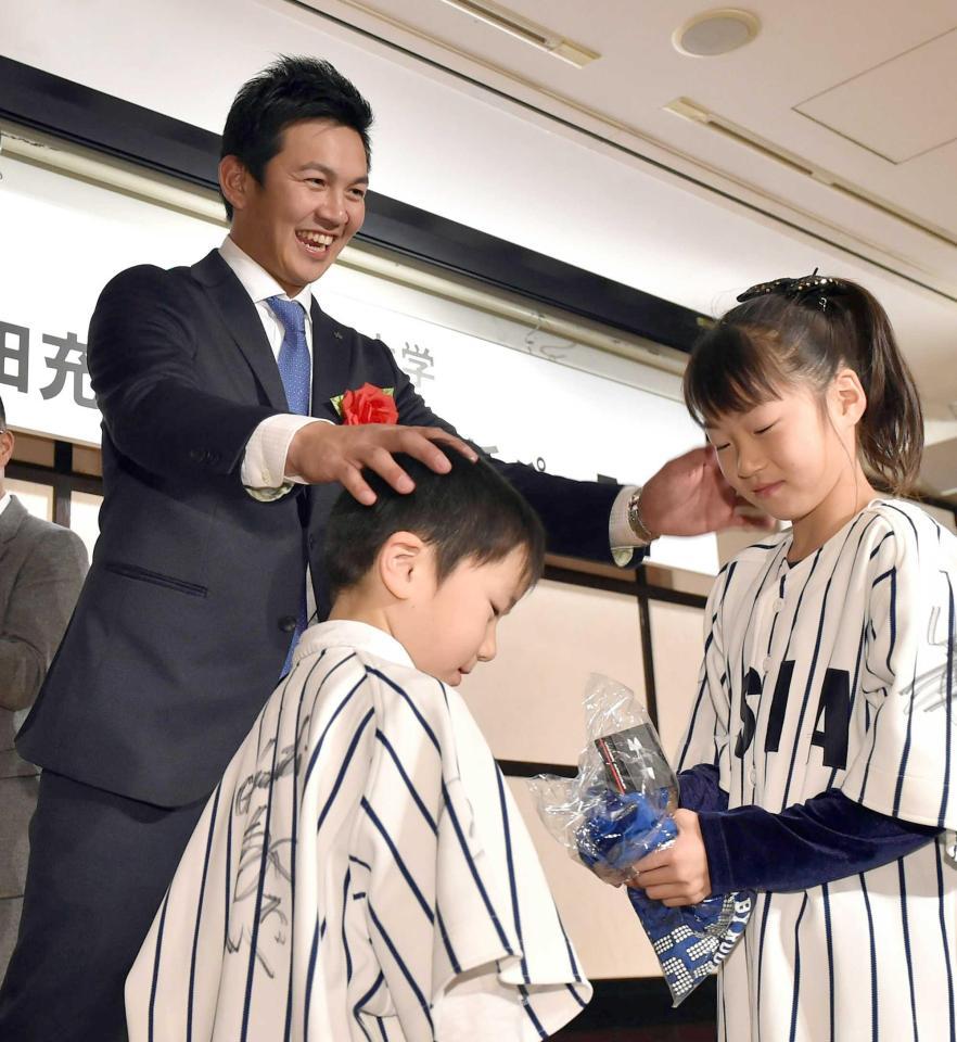 　子どもたちにグッズをプレゼントする山崎康