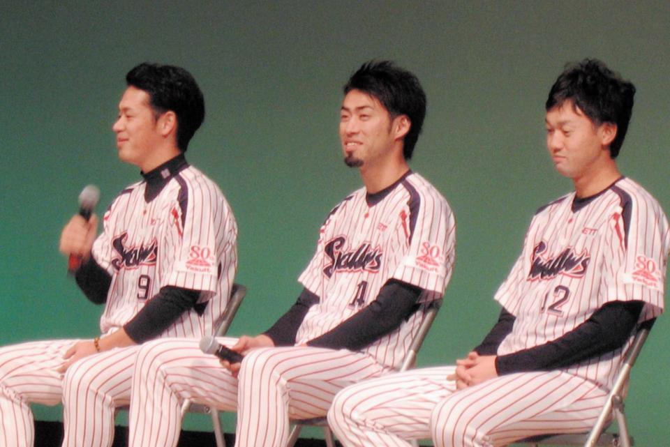 　トークショーを行う（左から）小川、秋吉、石山