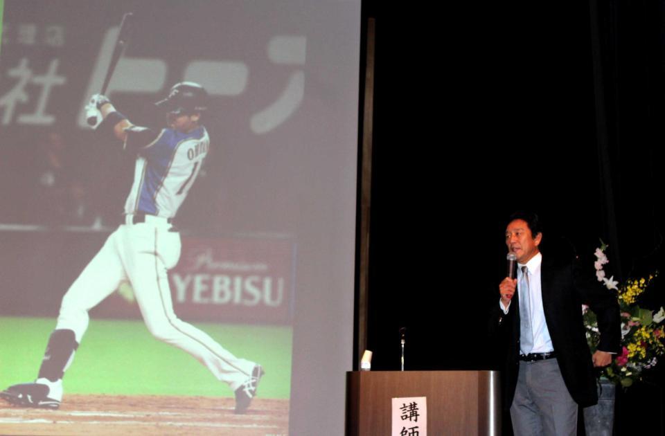 　スクリーンに大谷の画像を映し講演を行う栗山監督