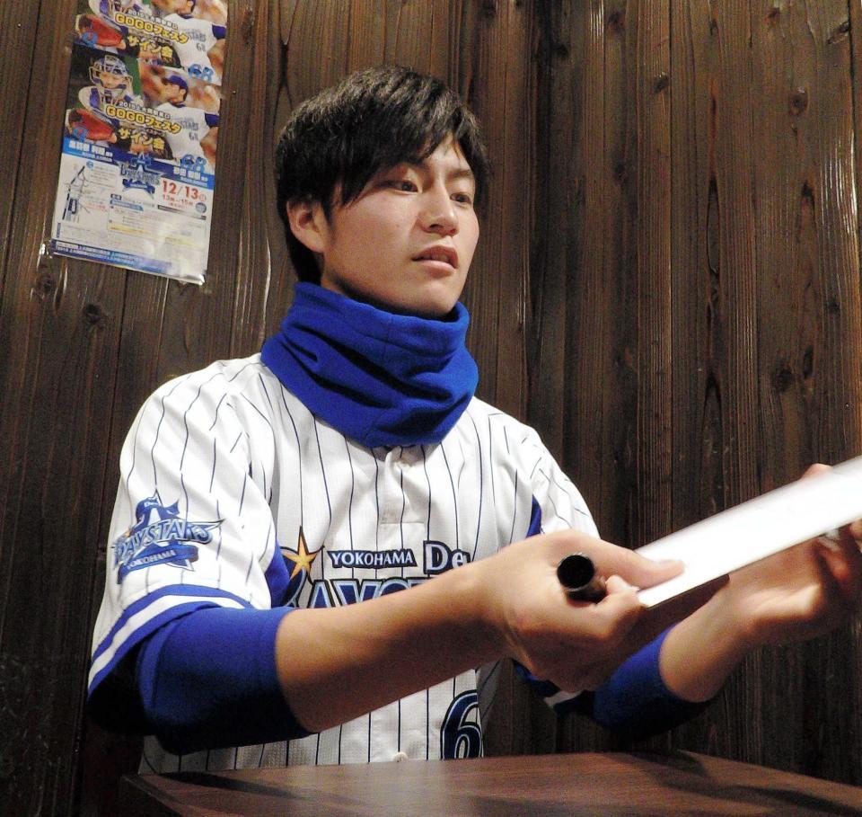 　黒羽根とともに横浜市内でサイン会を行った砂田