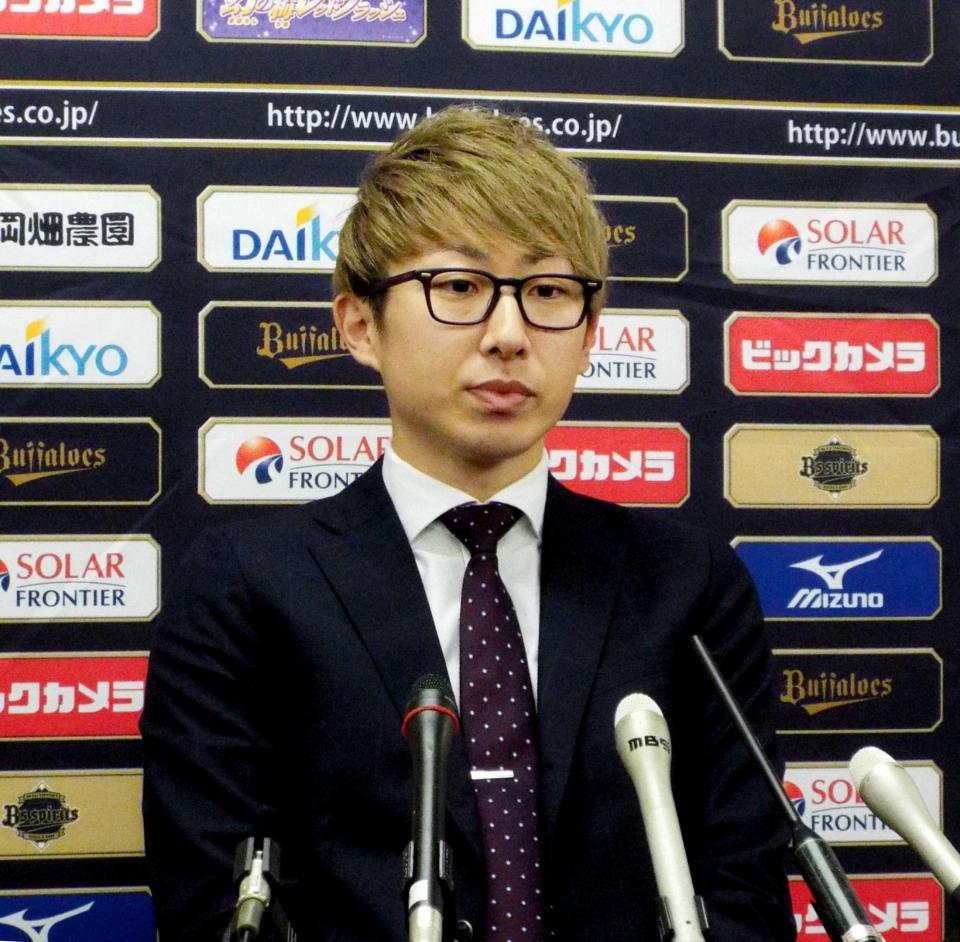 　１時間４０分に及ぶ交渉を終え会見に臨む金子