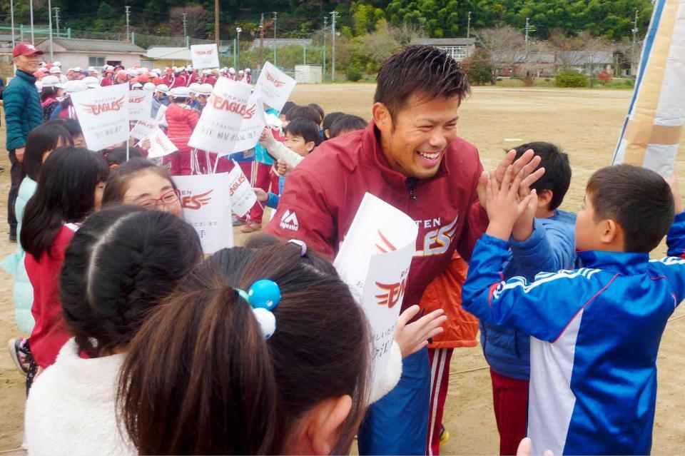 　福島県いわき市の小学生と交流し、ハイタッチを交わす今江