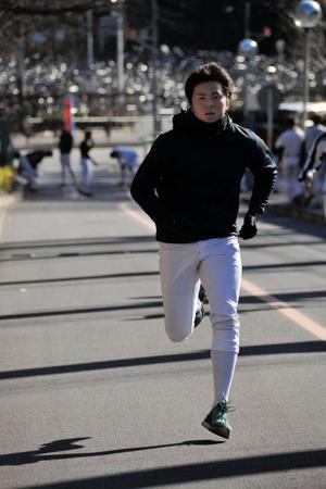 練習納めで坂道を勢いよく駆け上がる創価大・田中＝東京都八王子市の同大キャンパス