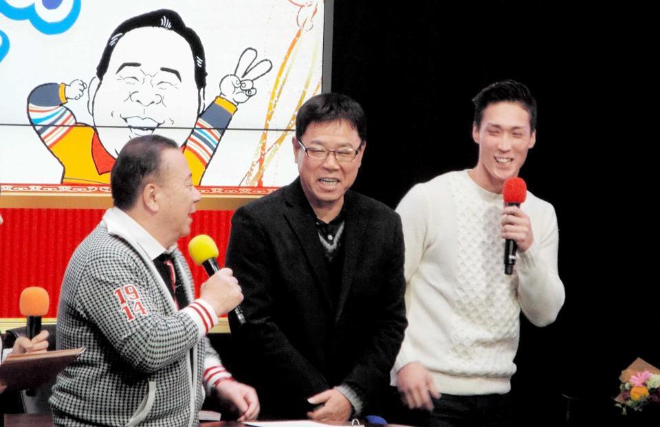 　ＭＢＳラジオ「こんちわコンちゃん１５周年ですよ！」の公開放送で笑顔を見せる（右から）駿太、福良監督、近藤光史