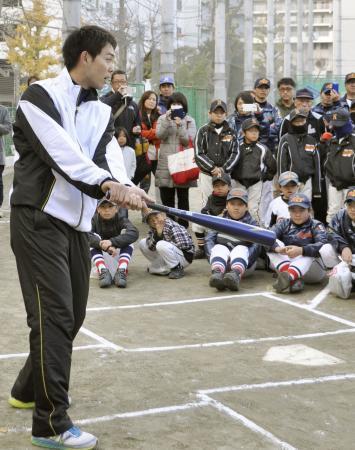 　野球教室で小学生らに打撃を教える西武・秋山＝２０日、神奈川県横須賀市