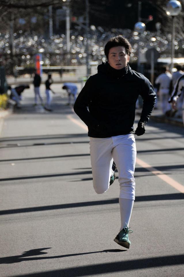 練習納めで坂道を勢いよく駆け上がる創価大・田中＝東京都八王子市の同大キャンパス