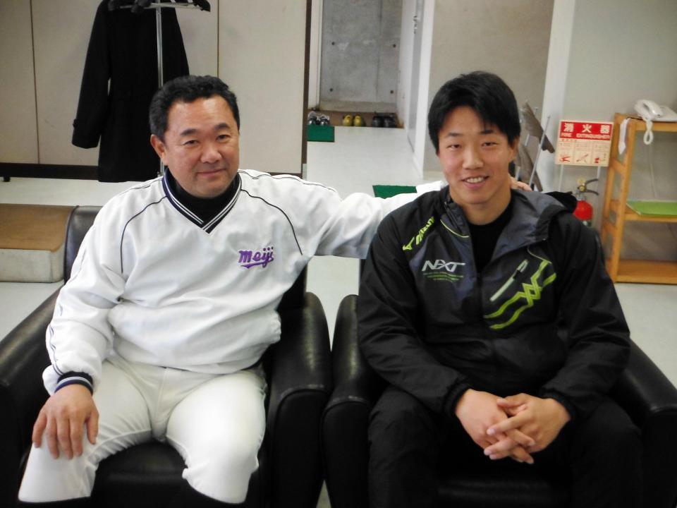 善波監督から肩をたたかれ、笑顔で来季の優勝奪回を誓う明大・柳＝東京都府中市の同大グラウンド