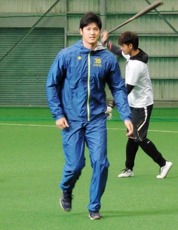 　練習で汗を流す大谷