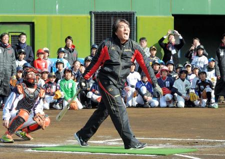 打撃披露で思うように打球が飛ばず、悲鳴を上げる松井氏