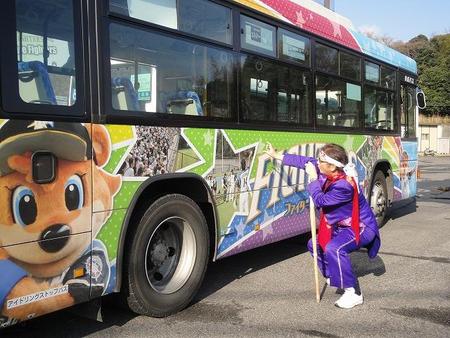 新京成バスのラッピング広告に登場する日本ハムキャラクターのＤＪチャス。