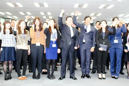 日本ハム東京支社で末沢オーナー（左から５番目）とともに記念撮影した栗山監督（左から６番目）