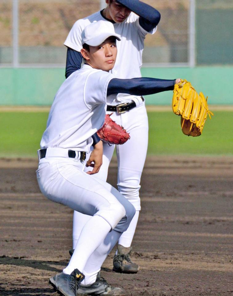 　初練習でシャドーピッチングを行う大阪桐蔭・高山