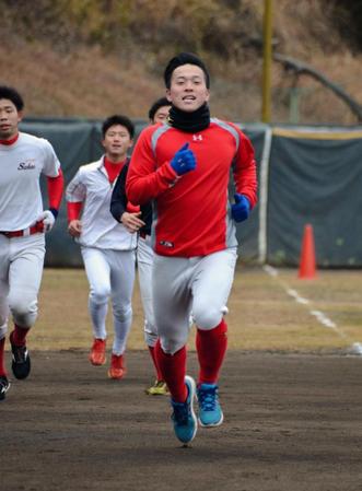今年の初練習で軽快にランニングする流通経大・生田目＝茨城県龍ケ崎市の同大グラウンド