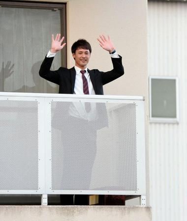 勇翔寮の自室のベランダから手を振る日本ハム１位・上原健太＝千葉・鎌ケ谷ファイターズタウン（撮影・開出牧）