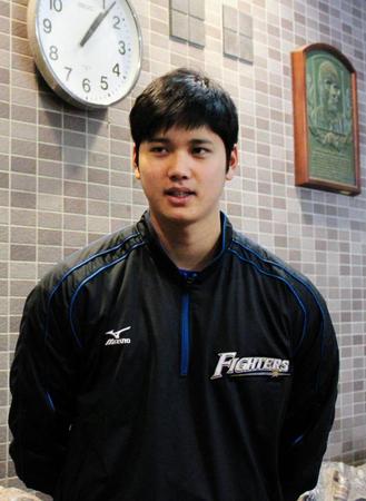 前田健に声援を送る日本ハム・大谷